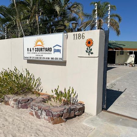 מלון Oshakati Ry Courtyard מראה חיצוני תמונה