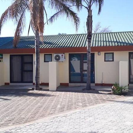 מלון Oshakati Ry Courtyard מראה חיצוני תמונה