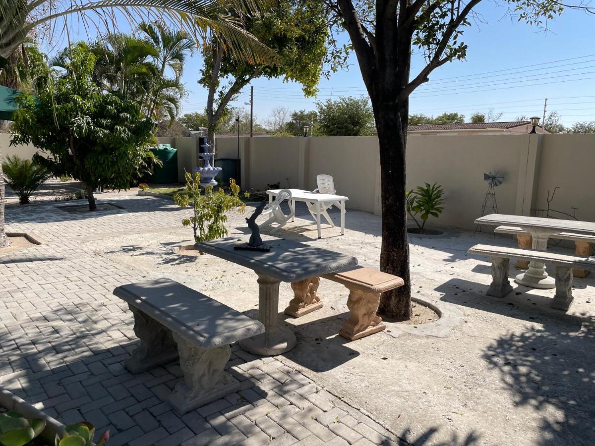 מלון Oshakati Ry Courtyard מראה חיצוני תמונה