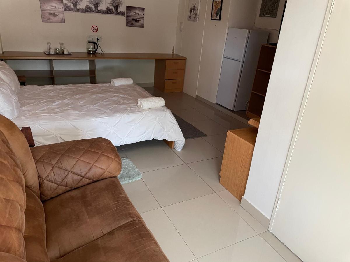 מלון Oshakati Ry Courtyard מראה חיצוני תמונה