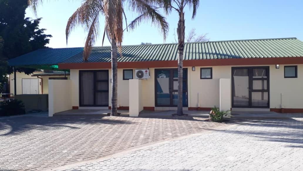 מלון Oshakati Ry Courtyard מראה חיצוני תמונה